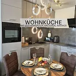 Stilvolles Mit Balkon, Parkplatz & Ruhiger Lage 公寓