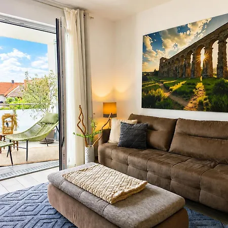 Lejlighed Limes Apartment- Balkon, Parken & Self-check-in *