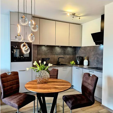 Lejlighed Limes Apartment- Balkon, Parken & Self-check-in