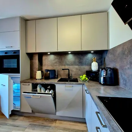 Lejlighed Limes Apartment- Balkon, Parken & Self-check-in *